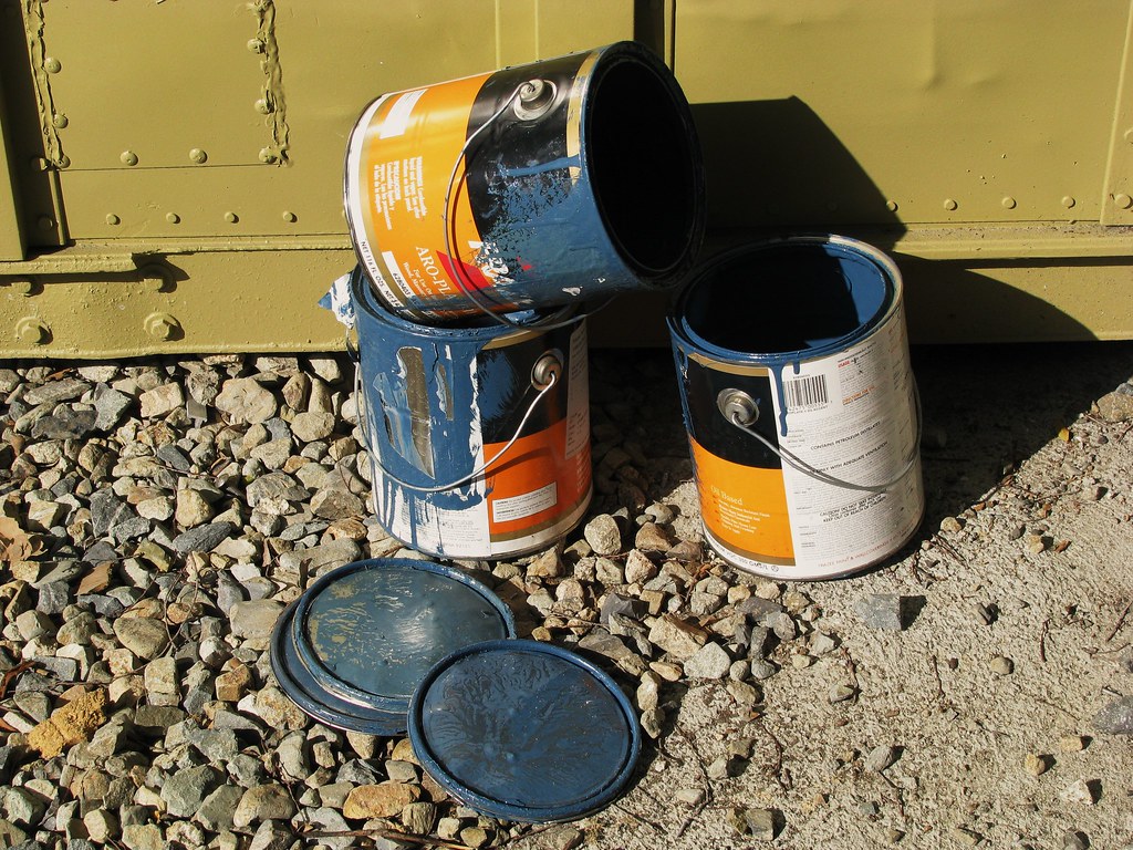 Botes de pintura para decoración y acabados